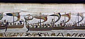 Frankreich, Calvados, Bayeux, Wandteppichmuseum, Wandteppich von Bayeux, Königin Mathilde, von der UNESCO zum Weltkulturerbe erklärt, Herzog Guillaume überquert das Meer auf einem großen Schiff und kommt in Pevensey an, die Szenen des Wandteppichs von Bayeux sind mit Wollfäden auf ein Leinentuch gestickt
