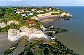 Frankreich, Charente-Maritime, Saintonge, Cote de Beaute, Mündung der Gironde, Meschers-sur-Gironde, Klippen und Troglodytenbehausungen (Luftaufnahme)