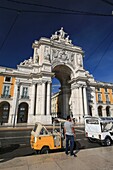 Portugal, Lissabon, Stadtteil Baixa, Praça do Comercio (Platz des Handels) und der Arc de Triomphe in der Straße Augusta