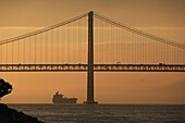 Portugal, Region Lissabon, Almada, an der Stelle namens Ponto Final am Südufer des Tajo mit der Brücke vom 25. April im Hintergrund