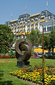 Schweiz, Kanton Waadt, Montreux, eine Skulptur in den Gärten vor dem Grand Hotel Majestic