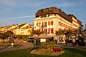 Schweiz, Kanton Waadt, Morges, das Hotel des Mont Blanc am Seeufer