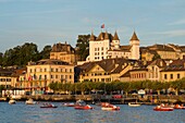 Schweiz, Genfersee, die Stadt Nyon, der Hafen und das Schloss bei Sonnenaufgang