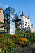 Schweiz, Kanton Waadt, die Stadt Nyon, das Schloss gesehen Gärten und der gläserne Aufzug