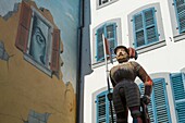 Schweiz, Kanton Waadt, Nyon, die Statue an der Spitze eines Brunnens und Fresko an der Kreuzung der rue de Rive und rue des Moulins