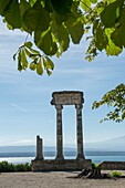 Schweiz, Kanton Waadt, Nyon 2 Säulen und 1 Kapitell, einziges Zeugnis der römischen Epoche auf dem Platz der Kastanienbäume