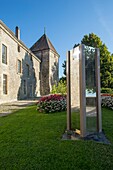 Schweiz, Kanton Waadt, Rolle, im Garten des Schlosses, die Spiegelskulptur tempus tower von Denys Jaquet