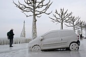 Schweiz, Kanton Waadt, Versoix, die Ränder des Genfer Sees sind bei sehr kaltem Wetter mit Eis bedeckt, ein Auto wird in einer Nacht vom Eis erfasst