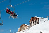 Frankreich, Haute Savoie, Massiv des Chablais, Samoens, Grand Massif, Gruppe mit seinem Monitor auf dem Sessellift und der Station auf dem Plateau von Saix in 1600 m Höhe