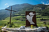 Schweiz, Wallis, Saillon, der Weinberg zu Farinet, (kleines buntes Ortsbild) der kleinste Weinberg der Welt wird von Weltberühmtheiten gepflegt