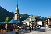 Schweiz, Wallis, Zermatt im Dorf, Kirche Saint Maurice und das Matterhorn Museum