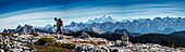 Frankreich, Haute Savoie, Massif des Bornes, Plateau des Glieres, Wanderung auf den Berg Sous Dine, in den Lapias des Gipfels Panoramablick auf die Berge des Mont Blanc und Aravis