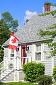 Kanada, New Brunswick, Charlotte County, St. Andrews, Historischer Bezirk, Haus mit kanadischer Flagge