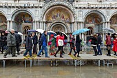Italien, Venetien, Venedig (UNESCO-Welterbe), Stadtteil San Marco, Touristen vor der Basilika San Marco auf dem Markusplatz während der acqua alta