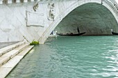 Italien, Venetien, Venedig, von der UNESCO zum Weltkulturerbe erklärt, Stadtteil San Marco, Gondel auf dem Canal Grande unter der Rialto-Brücke