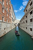 Italien, Venetien, Venedig, von der UNESCO zum Weltkulturerbe erklärt, Markusplatz, Gondeln auf dem Kanal unter der Seufzerbrücke (Ponte dei Sospiri)