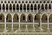Italien, Venetien, Venedig, von der UNESCO zum Weltkulturerbe erklärt, Stadtteil San Marco, Fassade des Dogenpalastes im gotischen und Renaissance-Stil an der Piazetta San Marco während der acqua alta