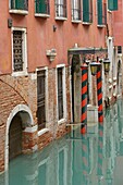 Italien, Venetien, Venedig, von der UNESCO zum Weltkulturerbe erklärt, Stadtteil San Marco, Fassade am Rio delle Veste, auch Rio de la Fenice genannt
