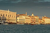 Italien, Venetien, Venedig (UNESCO-Welterbe), Stadtteil San Marco, Blick auf die Fassaden der Riva degli Schiavoni von der Punta della Dogana