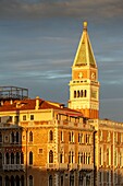 Italien, Venetien, Venedig (UNESCO-Welterbe), Stadtteil San Marco, Blick auf die Fassaden der Riva degli Schiavoni von der Punta della Dogana aus, Campanile di San Marco