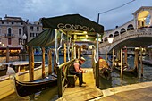 Italien, Venetien, Venedig (UNESCO-Welterbe), Stadtteil San Marco, ein Gondoliere bei der Rialto-Brücke am Canal Grande