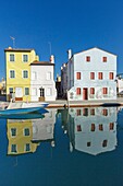 Italien, Venetien, Venedig auf der UNESCO-Liste des Weltkulturerbes, Insel Burano, Burano, Spiegelung von bunten Häusern