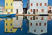 Italien, Venetien, Venedig auf der UNESCO-Liste des Weltkulturerbes, Insel Burano, Burano, Spiegelung von bunten Häusern