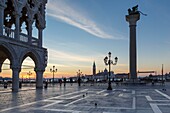 Italien, Venetien, Venedig (UNESCO-Welterbe), Markusplatz, Dogenpalast, Säule mit dem venezianischen Löwen, im Hintergrund die Basilika und Abteikirche San Giorgio Maggiore