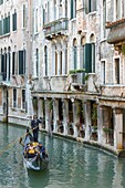 Italien, Venetien, Venedig auf der UNESCO-Liste des Weltkulturerbes, Stadtteil Castello, Gondel und Gondoliere