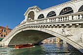 Italien, Venetien, Venedig (UNESCO-Welterbe), Stadtteil San Marco, Motorboot auf dem Canal Grande unter der Rialto-Brücke