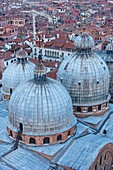 Italien, Venetien, Venedig (UNESCO-Welterbe), Stadtteil San Marco, Blick vom Campanile San Marco auf die Stadt und die Kuppeln des Doms und der Basilika San Marco
