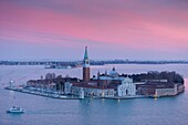 Italien, Venetien, Venedig, von der UNESCO zum Weltkulturerbe erklärt, Stadtteil San Marco, Blick vom Campanile San Marco auf die Basilika und die Abteikirche San Giorgio Maggiore