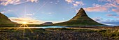 Island, Westliche Region, Grundafjordur, Kirkjufell bei Sonnenuntergang