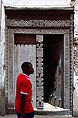Tansania, Sansibar-Stadt, Stone Town, von der UNESCO zum Welterbe erklärt, traditionelle Tür mit geschnitztem Rahmen