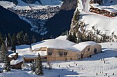 Frankreich, Haute Savoie, Chablais Massif, Skigebiet der Portes du Soleil, Avoriaz, das neue Aquariaz-Zentrum und das Dorf Morzine am Talboden