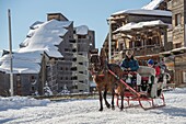 Frankreich, Haute Savoie, Chablais Massif, Skigebiet Portes du Soleil, Avoriaz, Transport von Urlaubern mit Pferdegespann