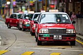 China, Hongkong, typisches rotes Taxi in Hongkongs Stadtteil Kowloon