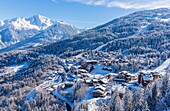 Frankreich, Savoyen, Tarentaise-Tal, La Tania ist eines der größten Skidörfer Frankreichs, im Herzen von Les Trois Vallees (Die drei Täler), einem der größten Skigebiete der Welt mit 600km markierten Pisten, westlicher Teil des Vanoise-Massivs, Blick auf den Grand Bec Peak (3398m) im Parc National de La Vanoise (Luftaufnahme)