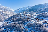 Frankreich, Savoie, Vanoise-Massiv, Tal der Haute Tarentaise, Montchavin, Teil des Paradiski-Gebietes, Blick auf das Skigebiet Peisey Vallandry, (Luftaufnahme)