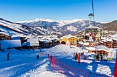 Frankreich, Savoie, Valmorel, Tarentaise-Tal, Massiv der Vanoise, Blick auf den Sessellift Altispace und das Massiv des Beaufortain