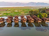Myanmar (Burma), Shan-Staat, Inle-See, Kela Floating Gardens, und Paramount Inle Resort Overwater Hotel (Luftaufnahme)