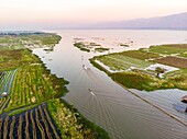 Myanmar (Burma), Shan-Staat, Inle-See, Kela Floating Gardens (Luftaufnahme)