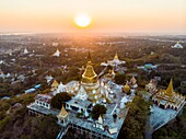 Myanmar (Birma), Division Mandalay, Sagaing Hill und buddhistische Pagoden (Luftaufnahme)