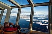 Grönland, Nordwestküste, Smith Sound nördlich der Baffin Bay, MS Fram, Kreuzfahrtschiff von Hurtigruten, Passagier beobachtet das arktische Meereis aus dem Panoramaraum