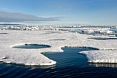 Grönland, Nordwestküste, Smith-Sund nördlich der Baffin-Bucht, abgebrochene Teile des arktischen Meereises