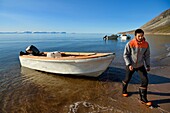 Grönland, Nordwestküste, Smith Sound nördlich der Baffin Bay, Siorapaluk, das nördlichste Dorf von Grönland, die Bewohner ziehen im Sommer meist mit dem Boot zur Jagd