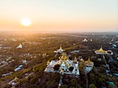 Myanmar (Birma), Division Mandalay, Sagaing Hill und buddhistische Pagoden (Luftaufnahme)