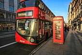 Vereinigtes Königreich, London, Covent Garden, Bus auf dem Strand an einer Telefonzelle