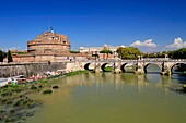 Italien, Latium, Rom, historisches Zentrum, das von der UNESCO zum Weltkulturerbe erklärt wurde, die von Kaiser Hadrian erbaute Engelsbrücke oder St. Angelo und die von Bernini geschnitzten Engel auf dem Tiber, um zu seinem Mausoleum, der Engelsburg (Castel Sant'Angelo), zu gelangen