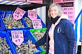 Frankreich, Ille et Vilaine, Smaragdküste, Cancale, Austernmarkt an der Strandpromenade mit einer Verkäuferin von Austern Querrien